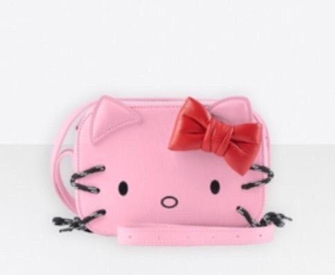 2020年人気新作超限定 バレンシアガコピー【バレンシアガ&Hello Kittyコラボ】Camera Bag XS
